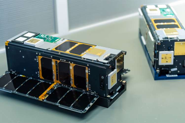 之前推出集成AeroCube-14的CubeSat的图像。